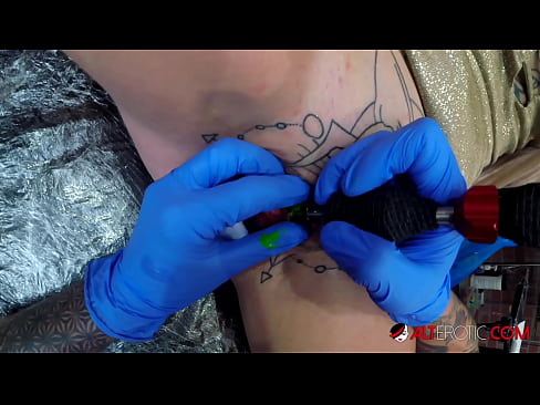 ❤️ Ekstreem tattooed hottie Sully Savage krige in tattoo op har klitoris ❤️❌ Russyske porno op fy.yespornpics.ru